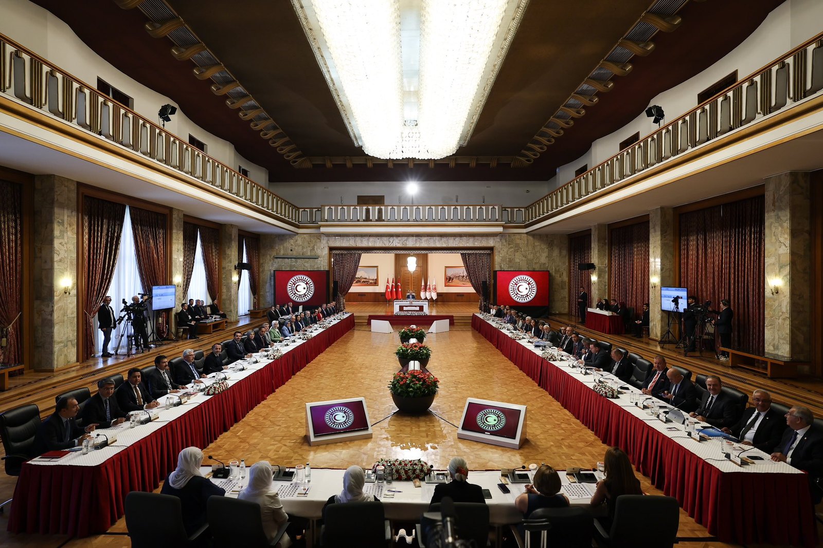 Komisyon haftaya eski meclis başkanları ve baroları dinleyecek