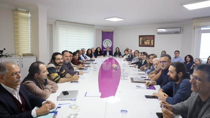 DEM Parti MYK kalabalık bir gündemle toplandı