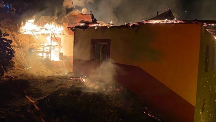 Hekimhan’da yangın: 3 ev zarar gördü 