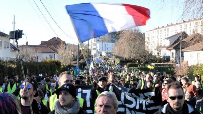 Fransa’da Macron’a Karşı ‘Her Şeyi Durduralım’ Protestoları