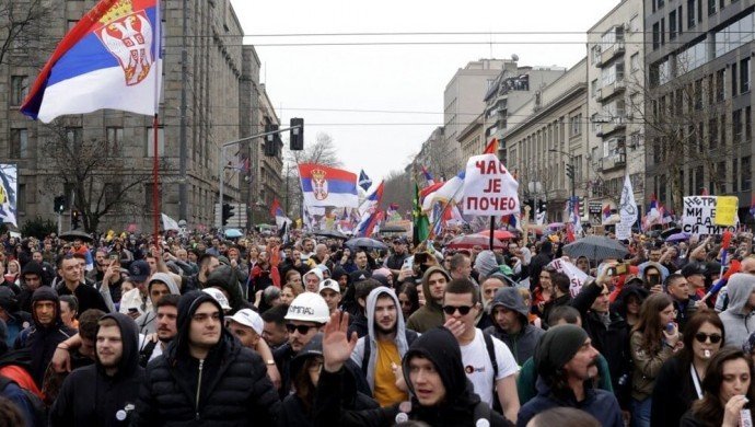 Sırbistan'da hükümet karşıtı protestolar büyüyor