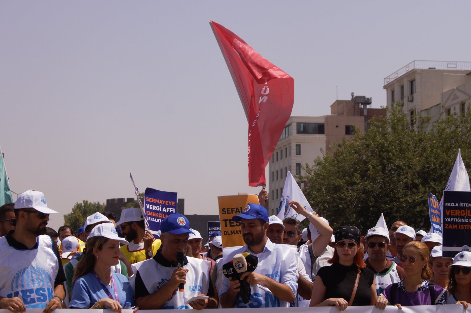 Diyarbakır’da Kamu Emekçileri iş bıraktı: “Kapı kulu değil emekçiyiz”