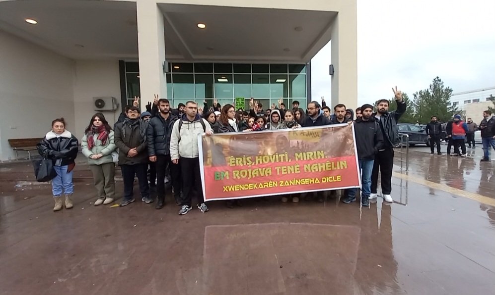Dicle Üniversitesi'nde Halep saldırıları protesto edildi
