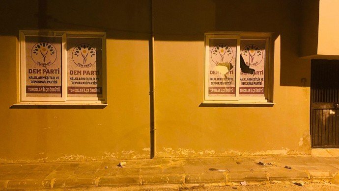 DEM Parti binasına taşlı saldırı