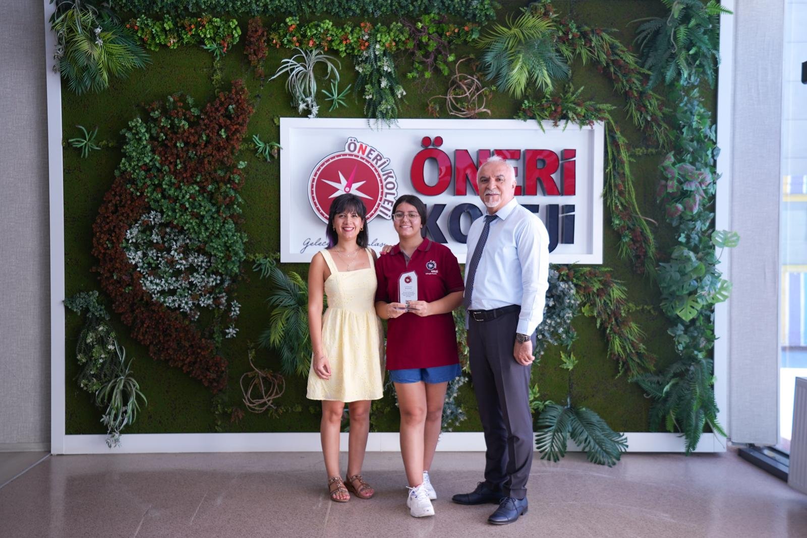 LGS Türklye 1’incisi Elf Naz Durap, Öneri Kolejl’nin gururu oldu.