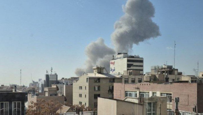 İran'a saldırı: Tahran'da patlama sesleri