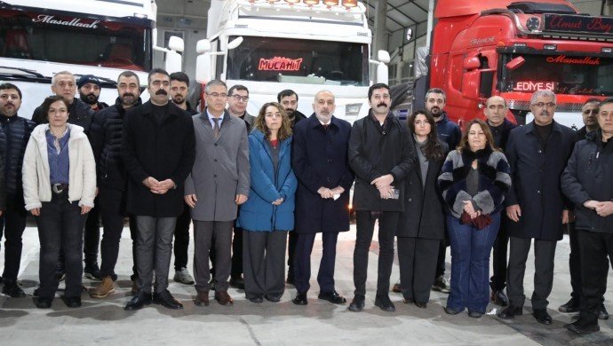  Diyarbakır’dan 25 TIR yardım Kobani’ye doğru yola çıktı