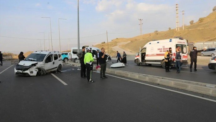 Servis minibüsü kaza yaptı: 19 yaralı